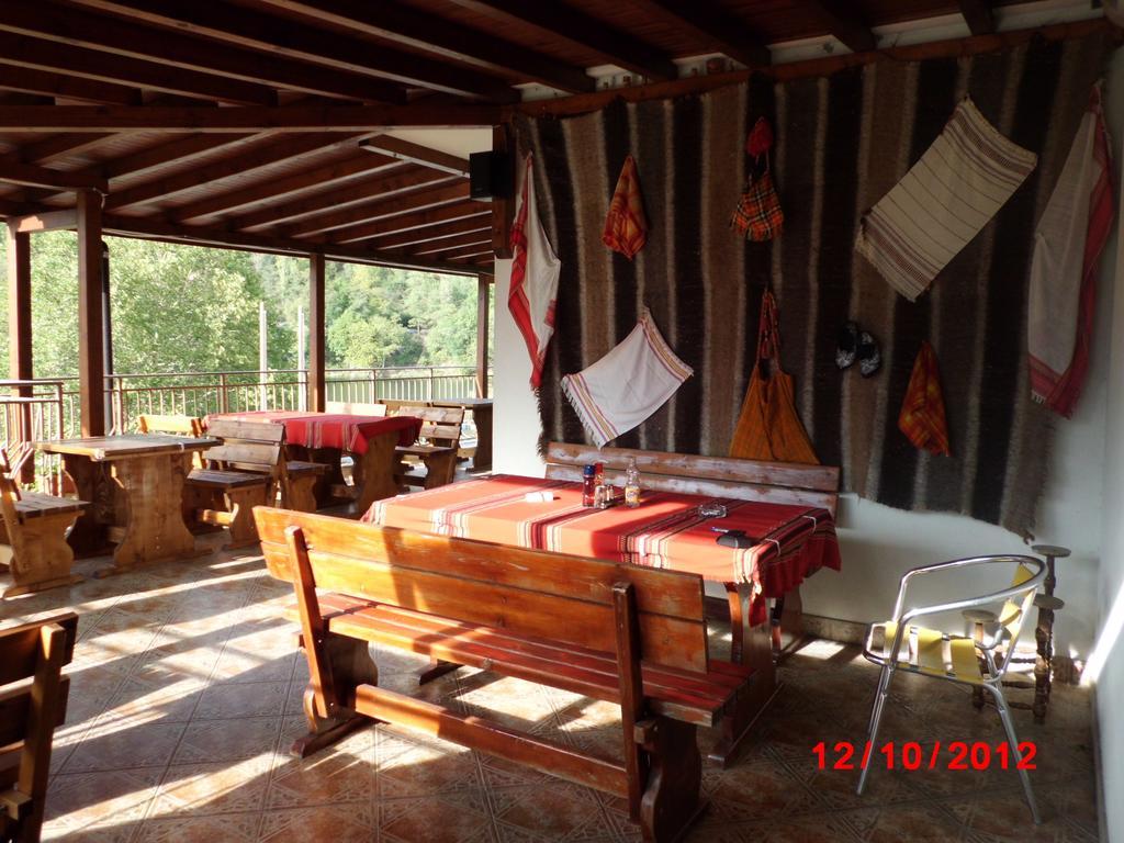 Семеен Хотел Кристал Smolyan Exterior foto