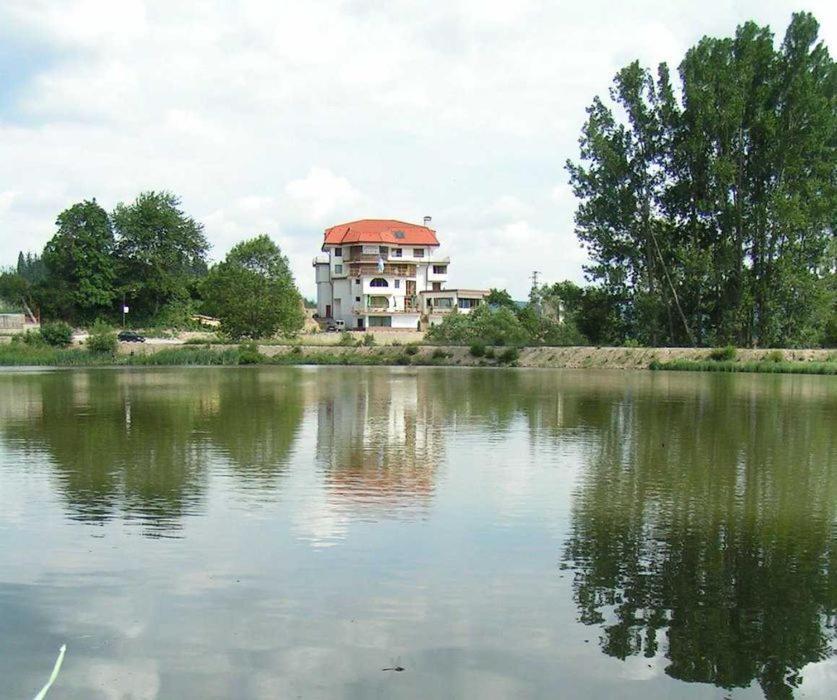 Семеен Хотел Кристал Smolyan Exterior foto